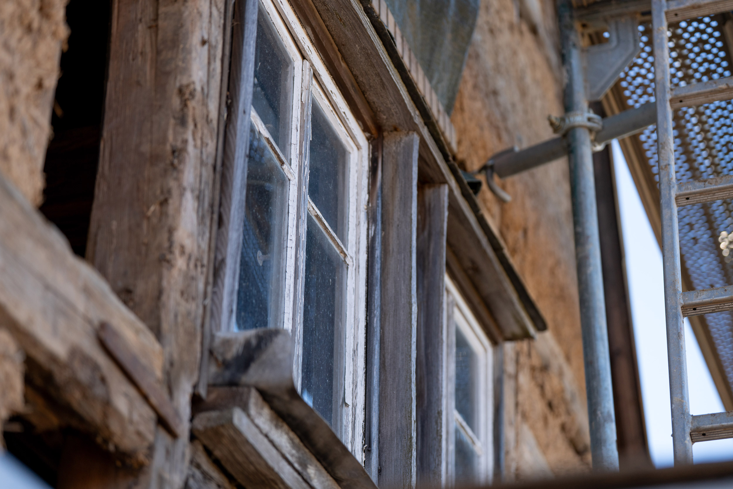 Alte Fachwerkstruktur mit historischen Fenstern
